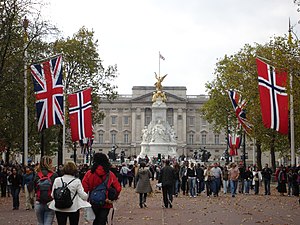 The Norwegian and British flags outside Buckingham Palace