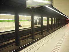 Another view of the platforms with a train toward Zona Universitària