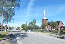 Foto einer Straße, an der rechts eine Kirche steht