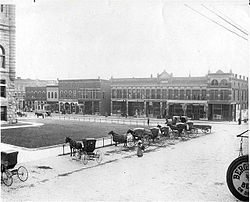 Hartford City courthouse square in 1908