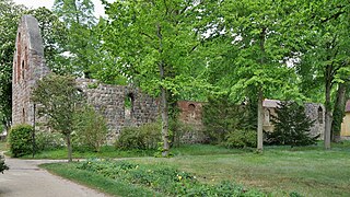 Ruine des Klosters Lindow vom Wutzsee aus gesehen
