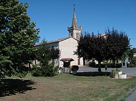 The church and surroundings in Razac-de-Saussignac