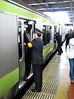 Oshiya bei der Arbeit, hier allerdings bei der S-Bahn-artigen Yamanote Line