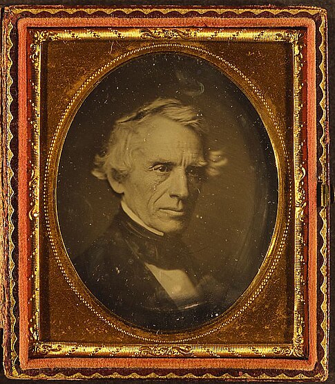 Der Telegrafen-Erfinder Samuel Morse um 1845 (er machte die Daguerreotypie in den USA bekannt); farbgetreue Reproduktion einer durch Goldtonung veredelten Daguerreotypie und ihres Passepartouts