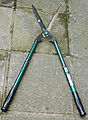 A manual hedge trimmer with telescopic handles