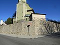 Einfriedung mit Stützmauer, Zaun, Torzugang und integriertem Schornstein der Kirchenheizungsanlage (Einzeldenkmal zu ID-Nr. 09225753)