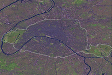 Farbige Satellitenfotografie des Départements Paris mit weißer Markierung der Grenze. Der Fluss verläuft von oben links nach unten rechts.