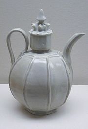 A Chinese porcelain ewer, in a blueish-white color