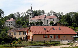 The church and surroundings in Courtefontaine