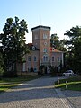 Herrenhaus (Nr. 3) und vier Wirtschaftsgebäude (Nr. 1, 2, 4 und 6) sowie Einfriedungsmauern am Gutspark (Einzeldenkmale zu ID-Nr. 09303236)