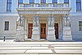 Details konzentrieren sich auf einen architektonischen Teilaspekt (Parlament Wien - Seitenflügel mit Karyatiden)