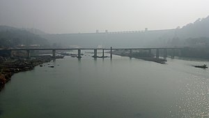 Rihand-Talsperre (im Hintergrund im Nebel)