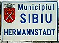 Zweisprachiges Ortsschild in Hermannstadt