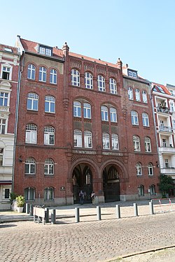 Vorderhaus der Synagoge in der Rykestraße 53, in dem die Schule untergebracht ist