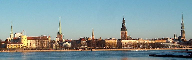 Silhouette der Rigaer Altstadt vom linken Daugavaufer aus gesehen