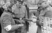 Jüdin mit vorgeschriebener Armbinde zur Zeit des Nationalsozialismus