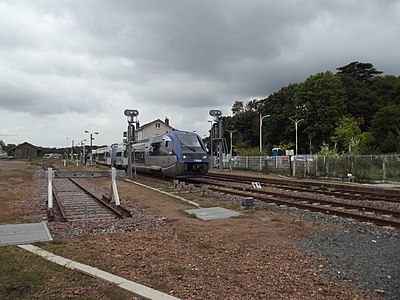Dieseltriebwagen der Baureihe X 73500 („Baleine“) bei der Ausfahrt aus dem Bahnhof Joué-lès-Tours