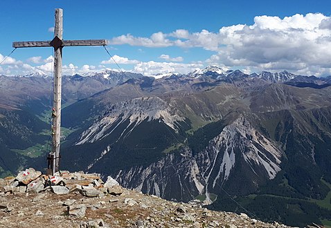 Gipfelkreuz mit Sicht auf Ötztaler Alpen mit Weißkugel