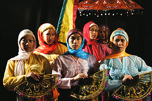 Filipino-Americans from NYC-based dance company Kinding Sindaw dressed for a traditional Maranao, not Tausug, fan dance.