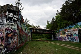 Teil des historischen Verlaufs der A 115 mit Brücke der alten Potsdamer Eisenbahn
