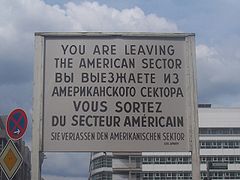 Replikat des Hinweisschildes zum Verlassen des ehemaligen Amerikanischen Sektors, 2005
