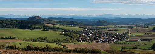 Hegaulandschaft bei Duchtlingen mit Hohentwiel links und den Alpen im Hintergrund
