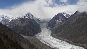 Einmündung des Sumayar-Bar-Gletschers (links) in den Barpugletscher