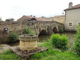 The old bridge, the old well and the Clain river, in Pressac