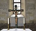 Blick auf den Altarbereich mit Kruzifix