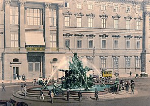 Schlossbrunnen auf dem Schloßplatz, um 1900