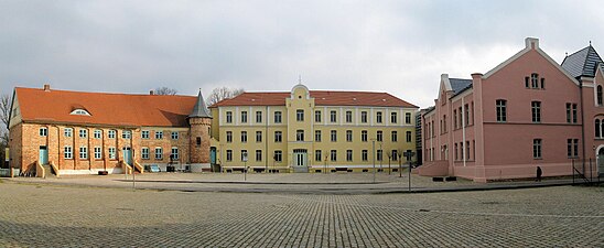 Schlossplatz mit Krummem Haus, Weiberhaus und Amtsgericht.