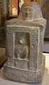 Würfelhocker des Wesirs Chay, davor Thot als Pavian in einem Tempel; Neues Reich, 19. Dynastie; Kalkstein; Louvre, Paris