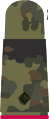 Aufschiebeschlaufen mit schwarzen Em­blemen auf 5-Far­ben-Flecktarn für Heeresuniformträger (hier: Leutnant Panzertruppe)
