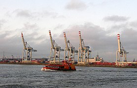 Containerterminal am Burchardkai und HADAG-Typschiff