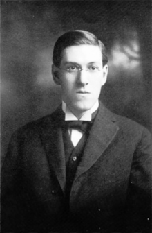 Lovecraft in 1915, facing forward and looking right