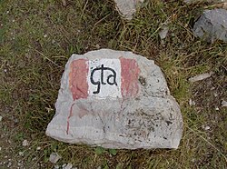 Wegmarkierung mit dem Schriftzug „gta“