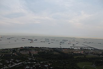Aussicht auf die Straße von Singapur aus dem Marina Bay Sands in Singapur.