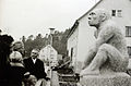 Neandertaler-Denkmal Einweihung am 31. Dezember 1965 Regierungspräsident Willi Birn (2. v. re.) und Bürgermeister Stefan Fink (re). Entwurf: Adolf Rieth, Tübingen. Bildhauer: Eduard Raach, Eningen.