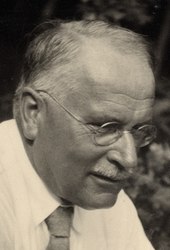 An older, bespectacled Carl Jung