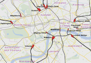 Die Londoner Fernbahnhöfe gruppieren sich um das Stadtzentrum mit den Bezirken Camden und City of Westminster und der City of London und werden auf der Schiene vorrangig durch die Underground verbunden