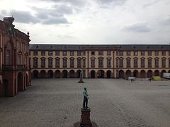 Mannheimer Schloss: Blick vom Ostflügel zum Westflügel des Ehrenhofs (EW)