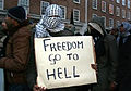 „Freiheit geh zur Hölle“ – Beispiel für eine der aggressiven Parolen der extremen islamistischen Ideologie