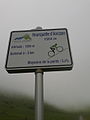 Eine der speziellen Kilometermarken für Radfahrer im Anstieg von Payolle