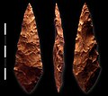 75.000 Jahre alt: beidseitig und per Druck kontrolliert bearbeitete Silcrete-Pfeilspitze