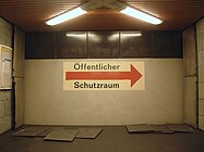 Hinweis auf den Schutzraum in der 1977 eröffneten Station Pankstraße, Berlin