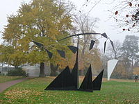 Skulpturen von Alexander Calder (vorne) und Ellsworth Kelly im Park der Fondation Beyeler, Riehen