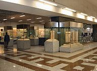 Syntagma, Athen: Ausstellungsvitrinen mit archäologischen Fundstücken aus dem U-Bahn-Bau