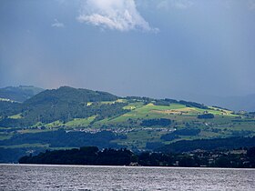 Feusisberg unter dem Etzel vom Zürichsee aus