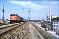 Dreigleisiger Abschnitt am Kraftwerk Simmering mit Reisezug (1985)