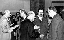Vertreter Saddam Hussein und mit Präsident Ahmed Hassan al-Bakr und einer Reihe von Ministern und Präsidenten